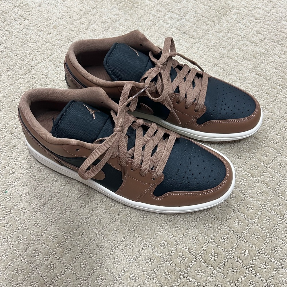 Nike Black and Brown Athletic Shoes with Classic Silhouette
